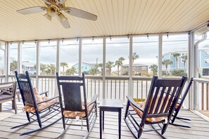 Property grounds - Beautiful home across from the sea with balcony & open layout - dog-friendly (Edisto Beach)
