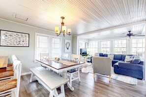 Dining - Beautiful home across from the sea with balcony & open layout - dog-friendly (Edisto Beach)