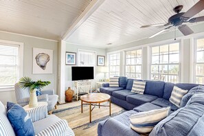 TV, offices - Beautiful home across from the sea with balcony & open layout - dog-friendly (Edisto Beach)