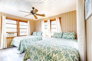WiFi, bed sheets - Beautiful home across from the sea with balcony & open layout - dog-friendly (Edisto Beach)