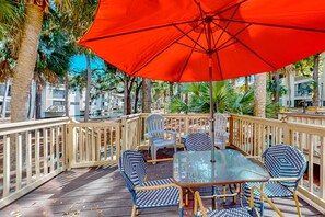 Outdoor dining - Beach access condo with deck, pool, washer/dryer, and AC - snowbird-friendly (Hilton Head)