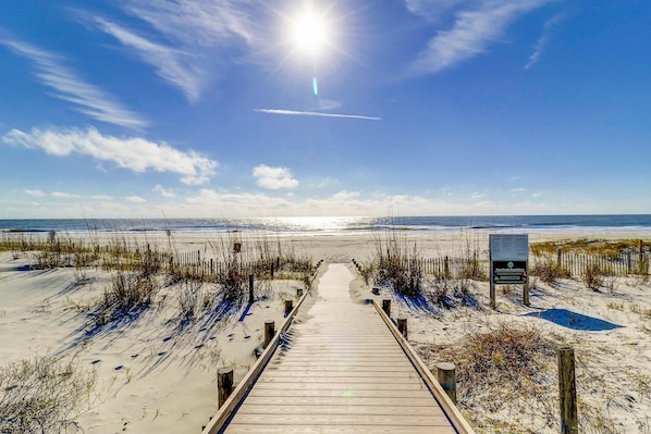 Beach nearby - Beach access condo with deck, pool, washer/dryer, and AC - snowbird-friendly (Hilton Head)
