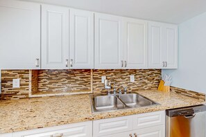 Fridge, microwave, oven, stovetop - Beach access condo with deck, pool, washer/dryer, and AC - snowbird-friendly (Hilton Head)