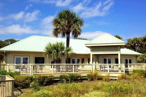 Terrace/patio - Dog-Friendly Townhouse with Shared Pool, Easy Beach Access, and Golf (Hilton Head)