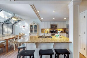 Fridge, microwave, oven, stovetop - Dog-Friendly Townhouse with Shared Pool, Easy Beach Access, and Golf (Hilton Head)