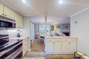 Fridge, microwave, oven, stovetop - Dog-friendly villa with pool, tennis, pickleball, on-site golf, deck, & W/D (Hilton Head)