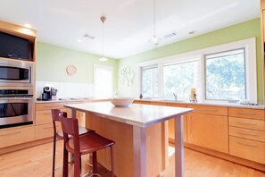Fridge, microwave, oven, stovetop - Cozy Hilton Head townhome with shared pools within a short distance of beaches (Hilton Head)
