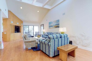 TV, DVD player, offices - Cozy Hilton Head townhome with shared pools within a short distance of beaches (Hilton Head)