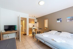 Cottage | 1 bedroom, bed sheets - 3-guest Apartment With Terrace in Saumur (Saumur)
