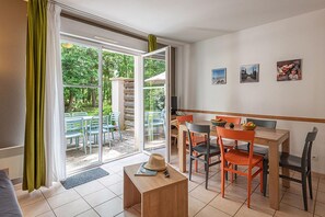 Cottage | Dining - 3-guest Apartment With Terrace in Saumur (Saumur)