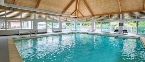 平房 | 游泳池 | 室內游泳池和室外游泳池