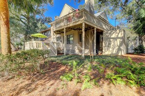 Exterior - Coastal Condo w/ Spacious Deck, Pool & Walk to Beach (Hilton Head)