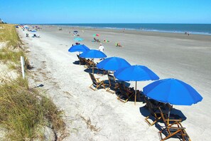 On the beach - Stunning oceanfront villa with WiFi, pool & hot tub, private balcony (Hilton Head)