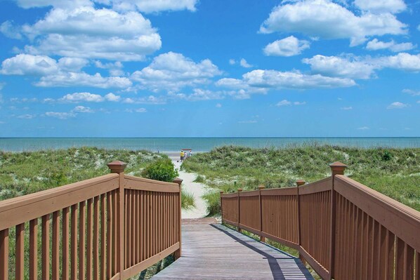 Property grounds - Stunning oceanfront villa with WiFi, pool & hot tub, private balcony (Hilton Head)