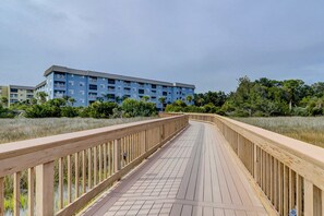 Property grounds - Riveting condo home with hot tub, sauna, tennis court, fitness room, & kitchen (Hilton Head)