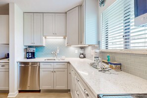 Fridge, microwave, oven, stovetop - Riveting condo home with hot tub, sauna, tennis court, fitness room, & kitchen (Hilton Head)