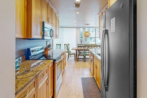 Fridge, microwave, oven, stovetop - Professionally decorated townhome with multiple balconies, pool, & washer/dryer (Hilton Head)