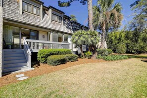 Exterior - Professionally decorated townhome with multiple balconies, pool, & washer/dryer (Hilton Head)