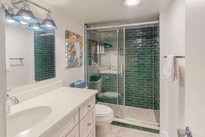 Shower, towels - Professionally decorated townhome with multiple balconies, pool, & washer/dryer (Hilton Head)