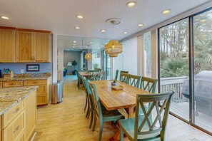 Dining - Professionally decorated townhome with multiple balconies, pool, & washer/dryer (Hilton Head)