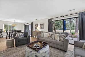 TV, fireplace, offices - Charming Townhome with Golf Course View,On-site Pool and Short Walk to Beach! (Hilton Head)
