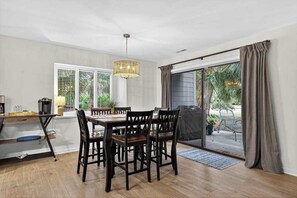 Dining - Charming Townhome with Golf Course View,On-site Pool and Short Walk to Beach! (Hilton Head)