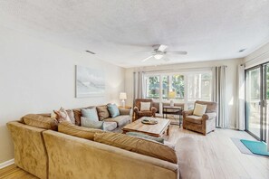 TV, offices - Shipyard Condo next to pool, near tennis, beach and restaurants (Hilton Head)