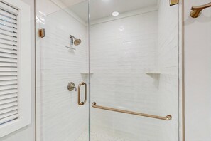 Shower, hair dryer, towels - Shipyard Condo next to pool, near tennis, beach and restaurants (Hilton Head)