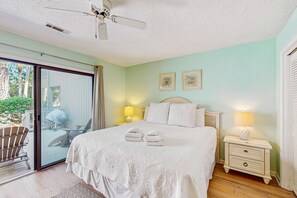 3 bedrooms, iron/ironing board, WiFi, bed sheets - Shipyard Condo next to pool, near tennis, beach and restaurants (Hilton Head)