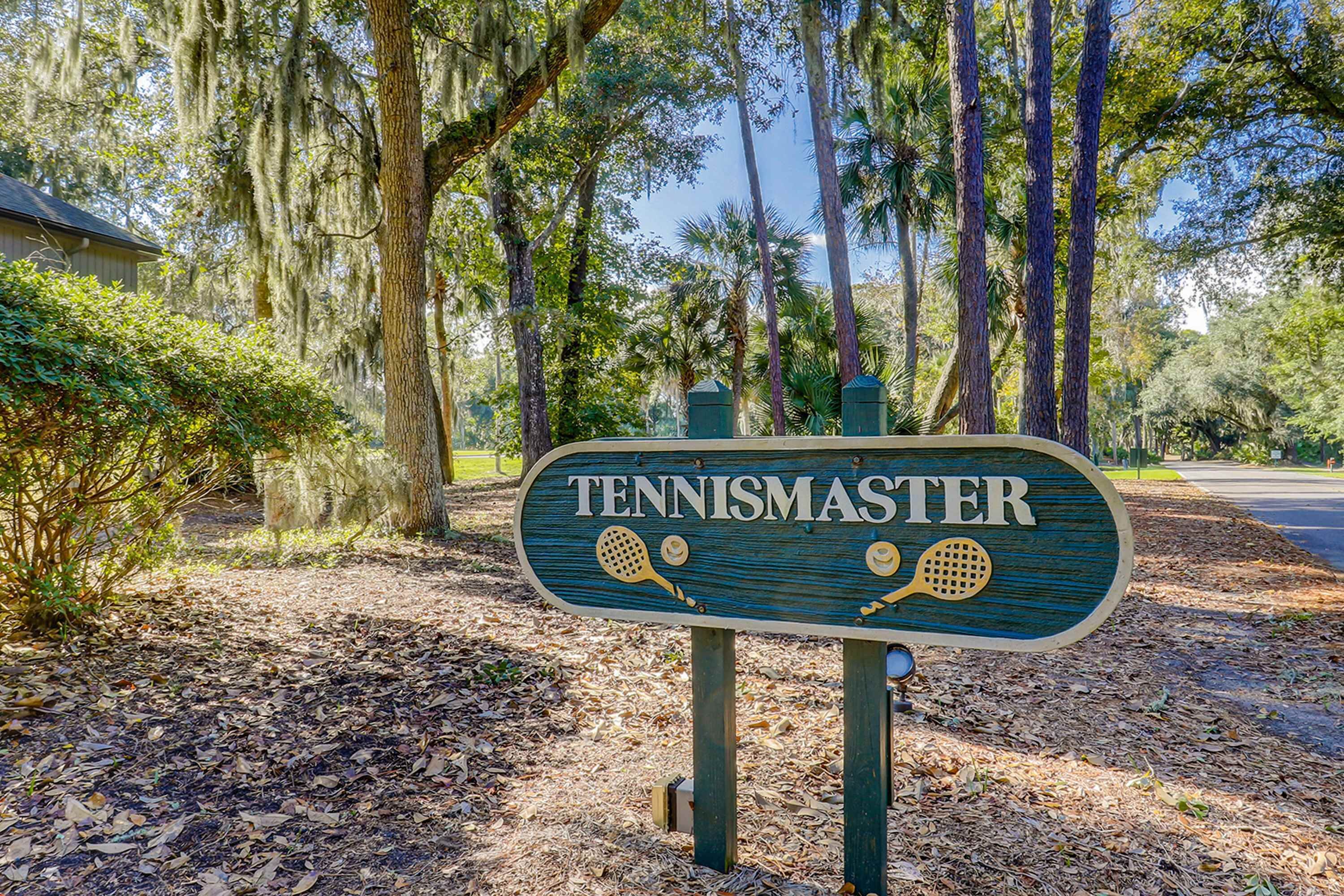 Et træskilt med teksten 'TENNISMASTER' og illustrationer af tennisraketter.