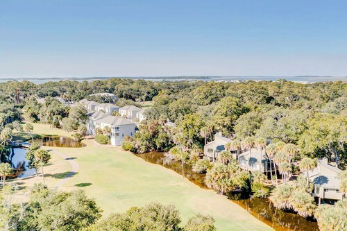 Spacious cottage with lagoon and golf course views - dog-friendly