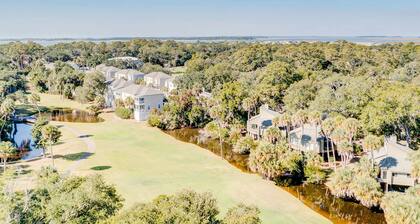 Spacious cottage with lagoon and golf course views - dog-friendly