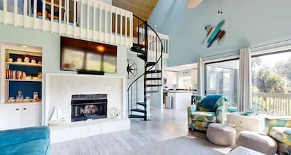 Spacious cottage with lagoon and golf course views - dog-friendly