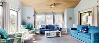 Spacious cottage with lagoon and golf course views - dog-friendly