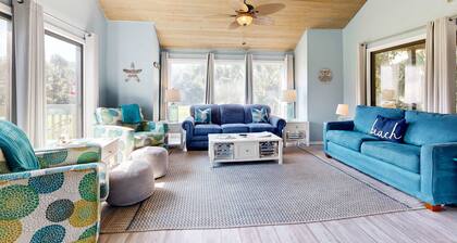 Spacious cottage with lagoon and golf course views - dog-friendly