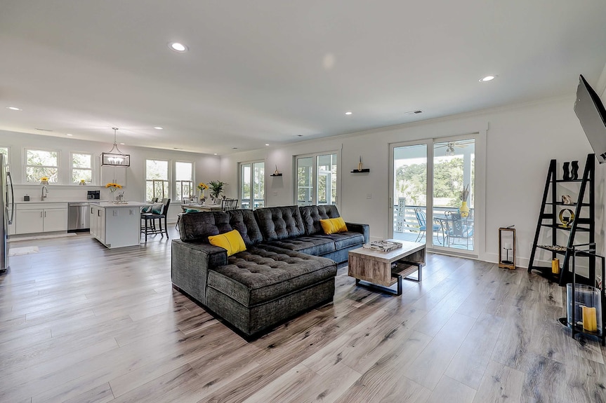 Relaxing Water View Home Near The Beach With Private Pool, Spacious Interior - Edisto Island