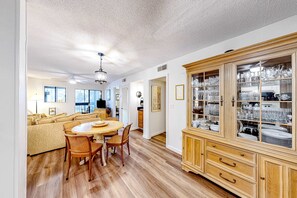 Dining - Private condo with sound views, effortless beach access, & resort amenities (Hilton Head)