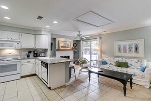 Fridge, microwave, oven, stovetop - Coastal cottage with private pool, patio, firepit, AC, & W/D - walk to beach (Hilton Head)