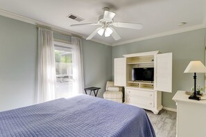 WiFi, bed sheets - Coastal cottage with private pool, patio, firepit, AC, & W/D - walk to beach (Hilton Head)