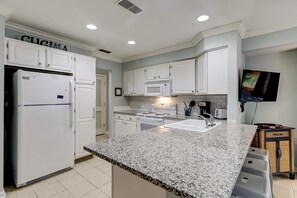 Fridge, microwave, oven, stovetop - Coastal cottage with private pool, patio, firepit, AC, & W/D - walk to beach (Hilton Head)