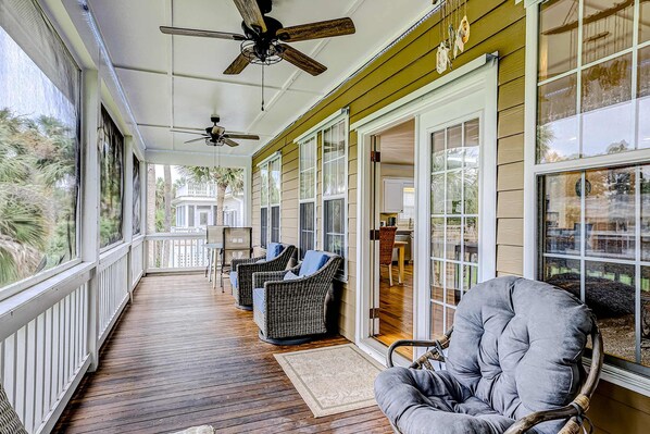 Terrace/patio - Beautiful home near the beach with beach access, central AC, & washer/dryer (Edisto Beach)