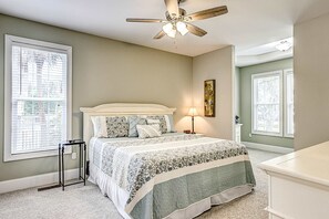 Desk, iron/ironing board, WiFi, bed sheets - Beautiful home near the beach with beach access, central AC, & washer/dryer (Edisto Beach)