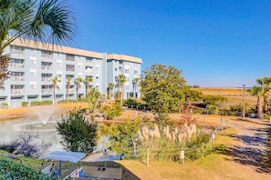 Property grounds - Hilton Head Resort condo with pools, hot tub, golf, sports courts & beach access (Hilton Head)