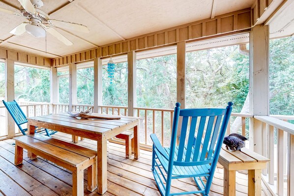 Outdoor dining - Family Friendly home near the Ocean w/Free WiFi, Sun deck, and Screened in Porch (Edisto Beach)