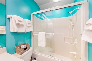 Shower, hair dryer, towels - Family Friendly home near the Ocean w/Free WiFi, Sun deck, and Screened in Porch (Edisto Beach)