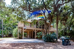 Exterior - Family Friendly home near the Ocean w/Free WiFi, Sun deck, and Screened in Porch (Edisto Beach)
