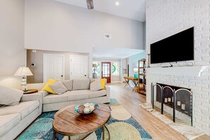 TV - Tree-lined home with beautiful patio, deck & firepit - near golf & the beach (Hilton Head)