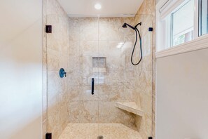 Shower, towels - Tree-lined home with beautiful patio, deck & firepit - near golf & the beach (Hilton Head)