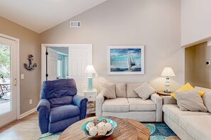 TV - Tree-lined home with beautiful patio, deck & firepit - near golf & the beach (Hilton Head)