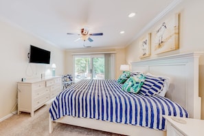 Iron/ironing board, travel cot, WiFi, bed sheets - Tree-lined home with beautiful patio, deck & firepit - near golf & the beach (Hilton Head)